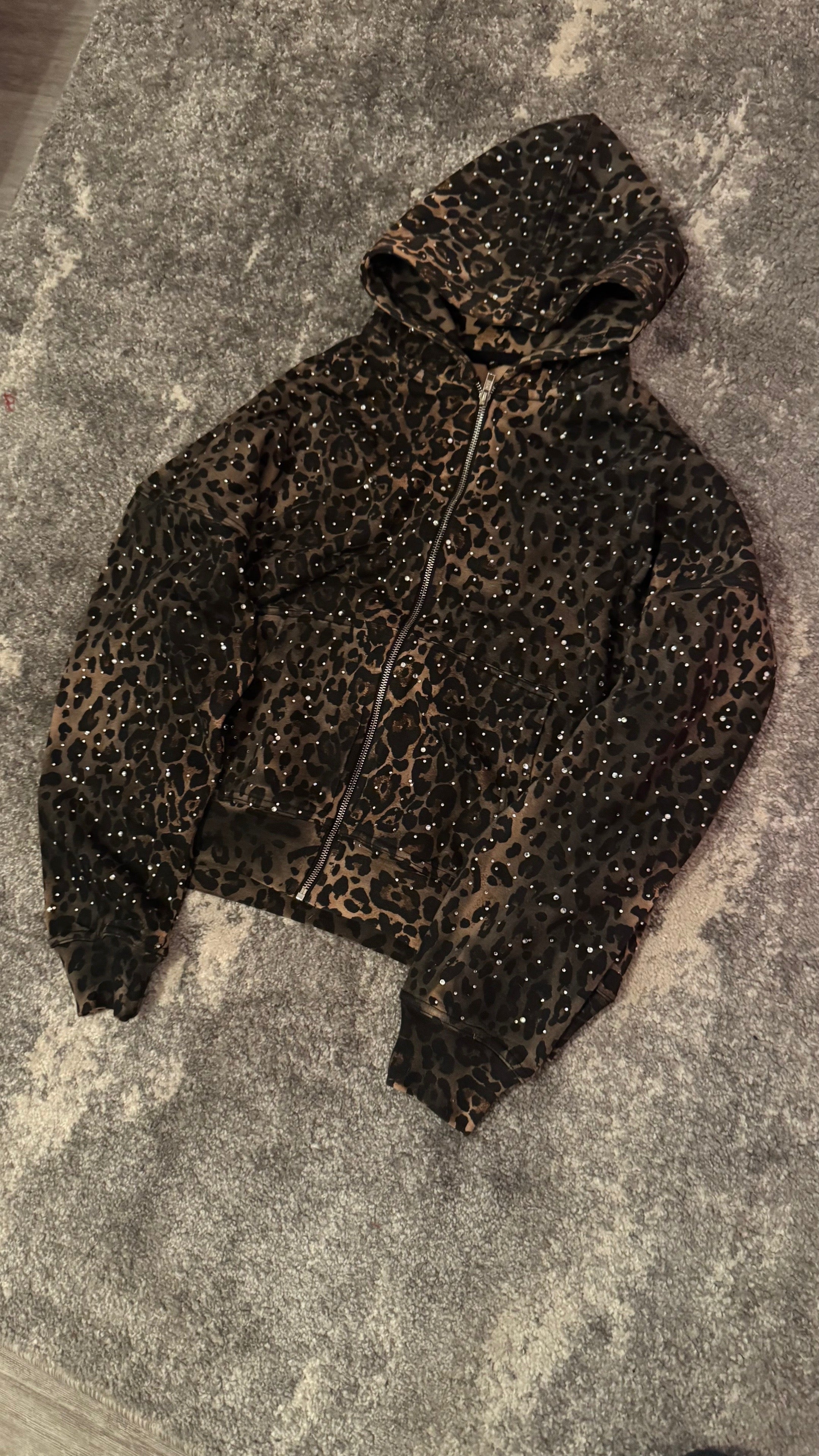Kapuzenpullover mit Geparden-Strass